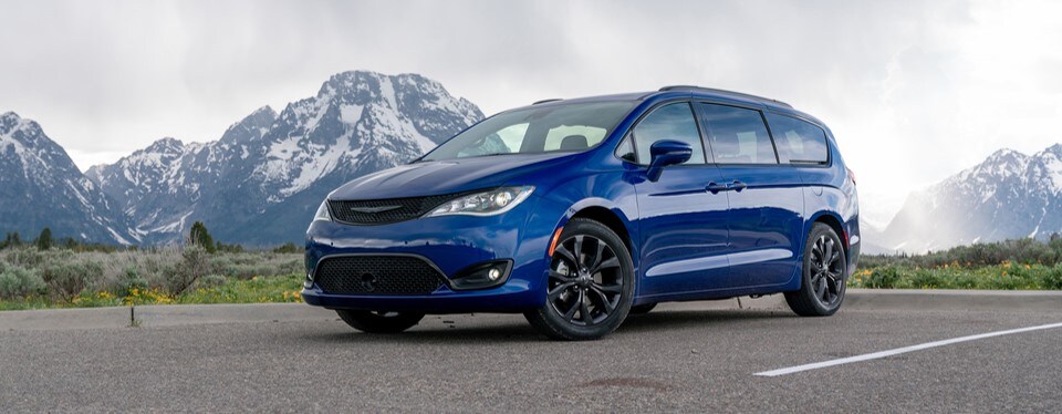 Chrysler Pacifica Van Header.jpg