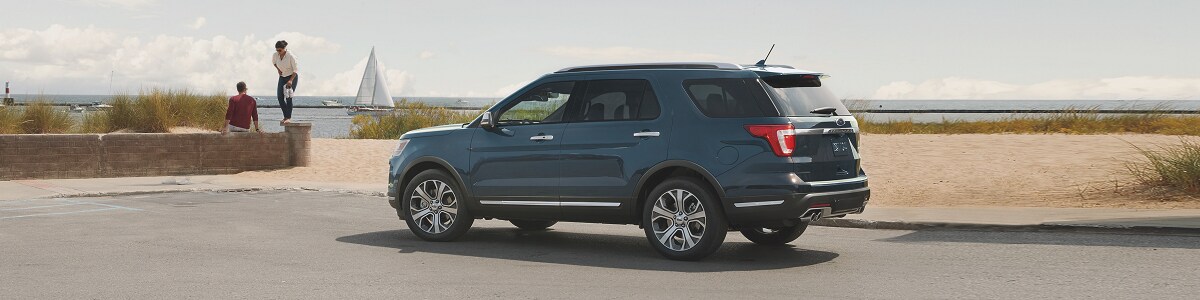 2019_Ford_Explorer_Platinum_34RrPassParkedAtBeach