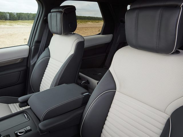 Land Rover Discovery interior