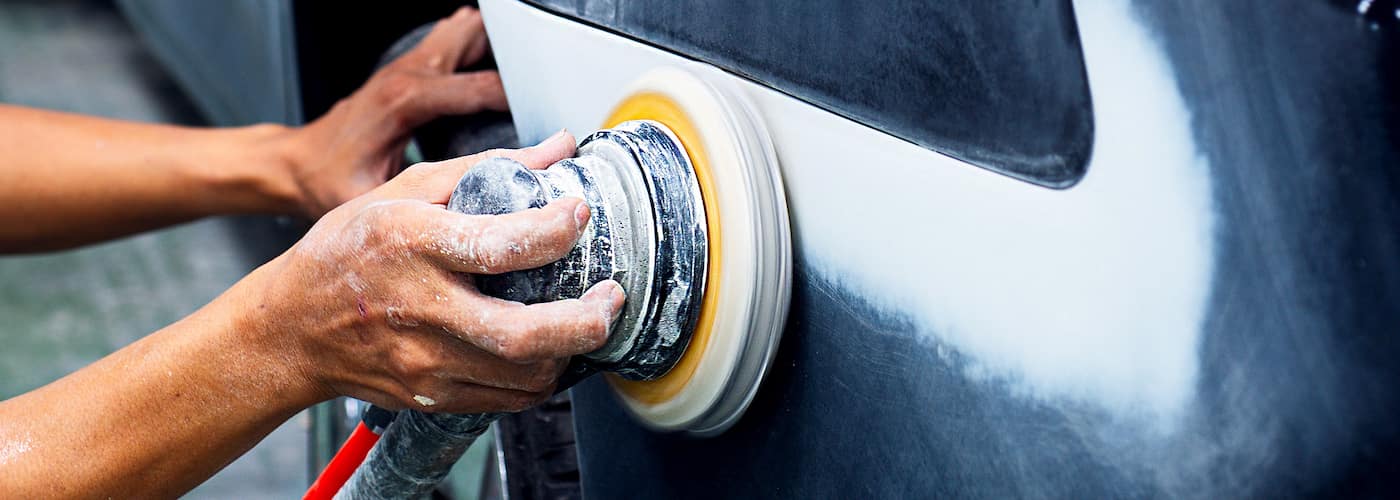 buffing-out-car-scratches_56693085.jpg