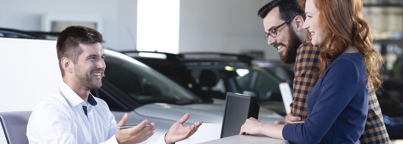 Couple-Trading-in-a-Car-208438888_xl-2015.jpg