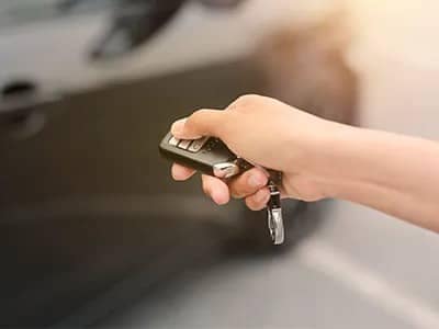 Hand-Hitting-unlock-button-on-car-fob.jpg