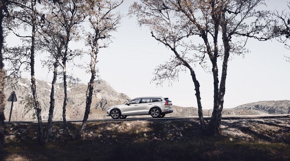 2021-Volvo-V60CrossCountry-T5-Hatchback-L11.jpeg