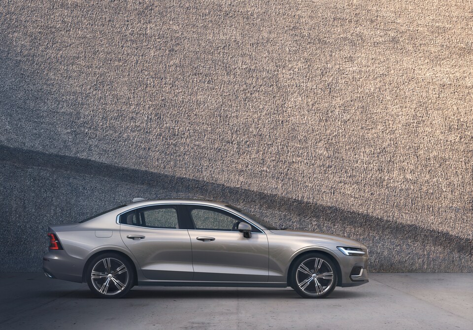 2022-Volvo-S60Recharge-PlugInHybrid-Sedan-L01 (1).jpeg