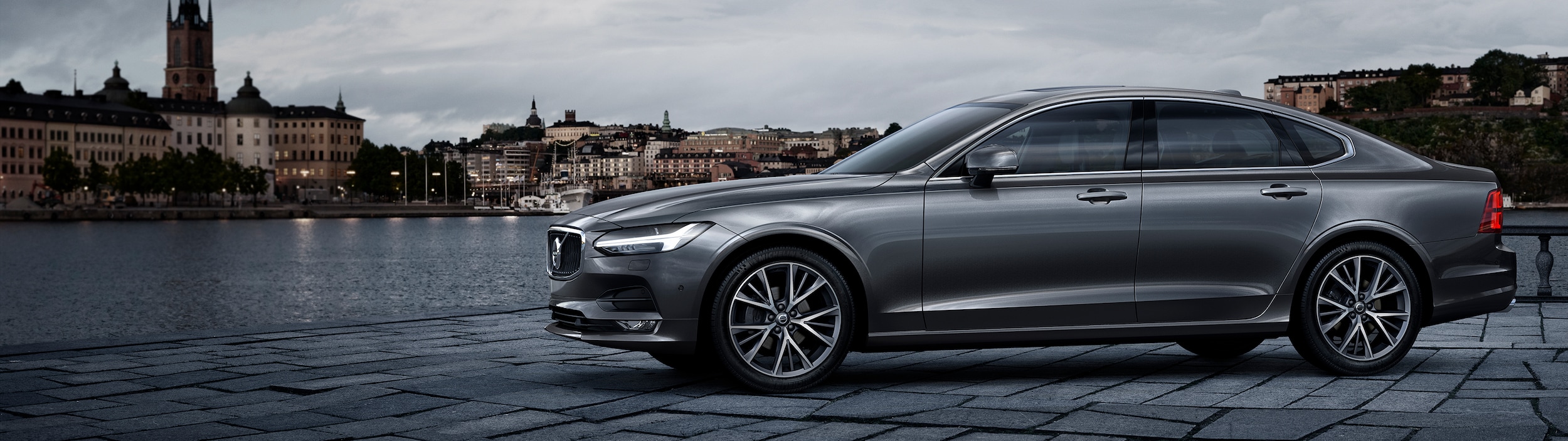 2018 Volvo S90 Momentum T5 Sedan