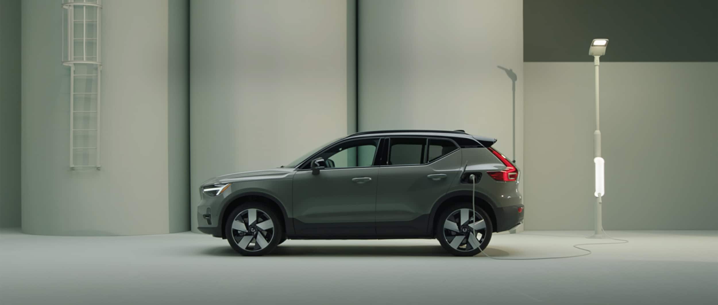 2023-Volvo-XC40Recharge-Dark-SUV-L02.jpg