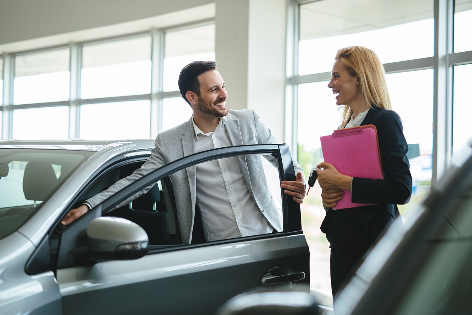 Volvo Cars New Bern is a Car Dealership near Washington NC | Man talking to saleswoman