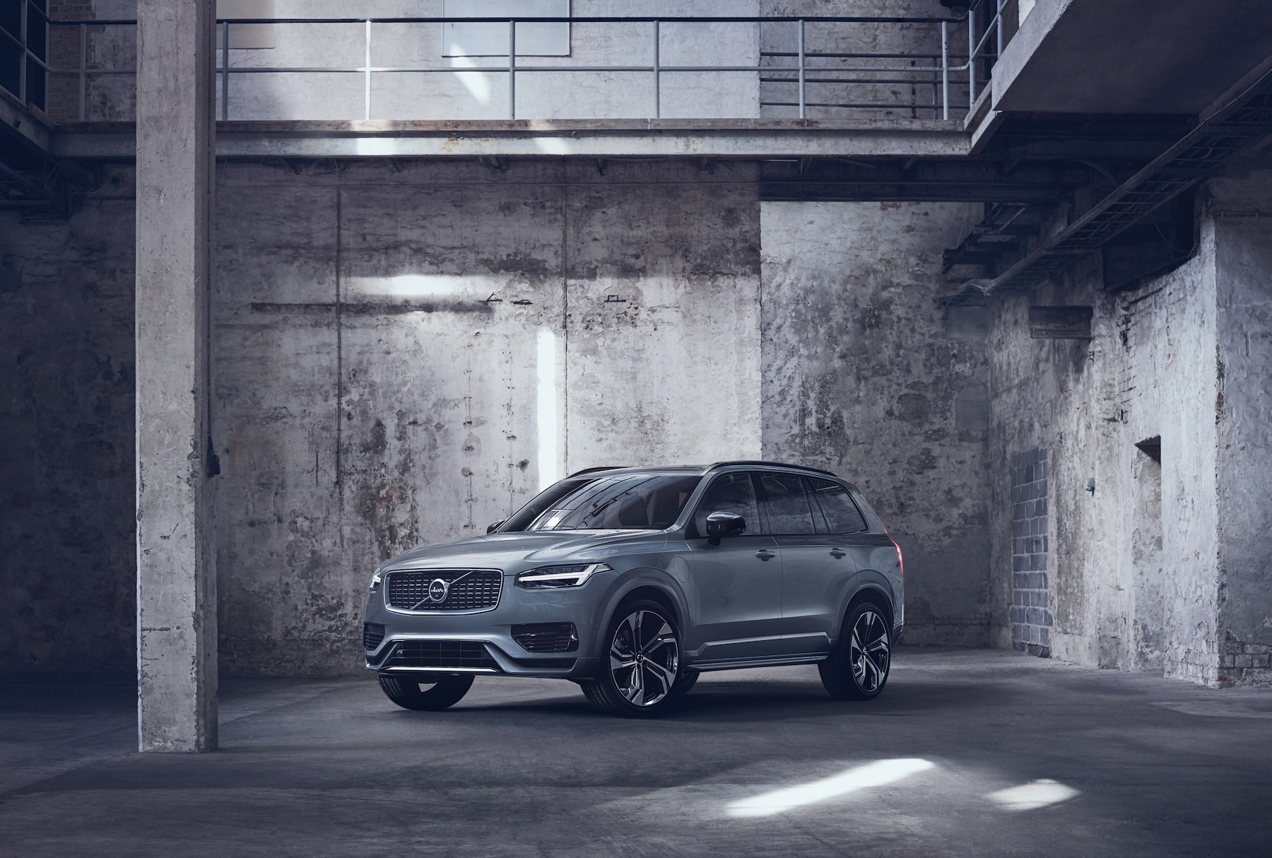 3 Main Benefits of Using OEM parts for your vehicle at Volvo Cars New Bern | 2020 Volvo XC90 parked by ocean on overcast day
