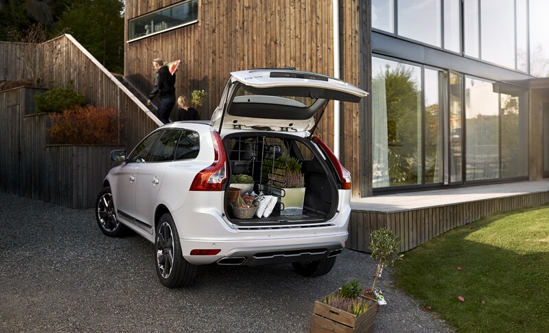 2017-Volvo-XC60-Interior-cr.jpg
