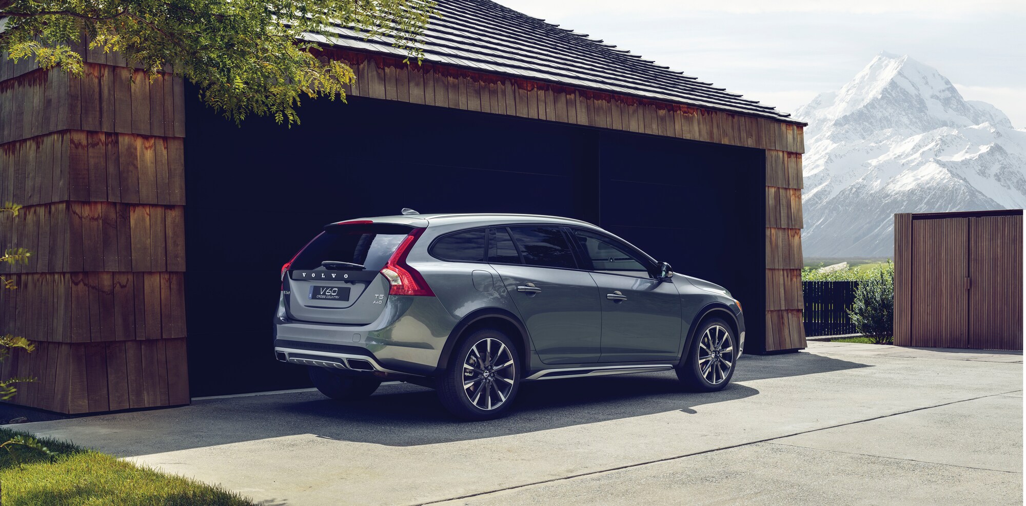 V60_R_DESIGN_rear_7_8_ALT_v1.jpg
