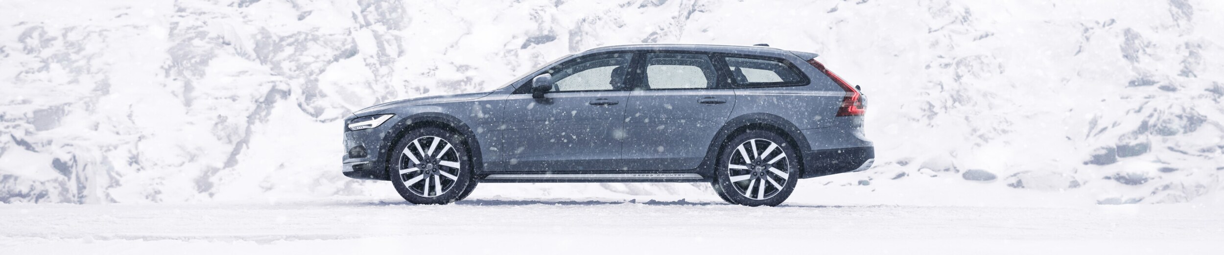 2024 volvo v90 cross country images