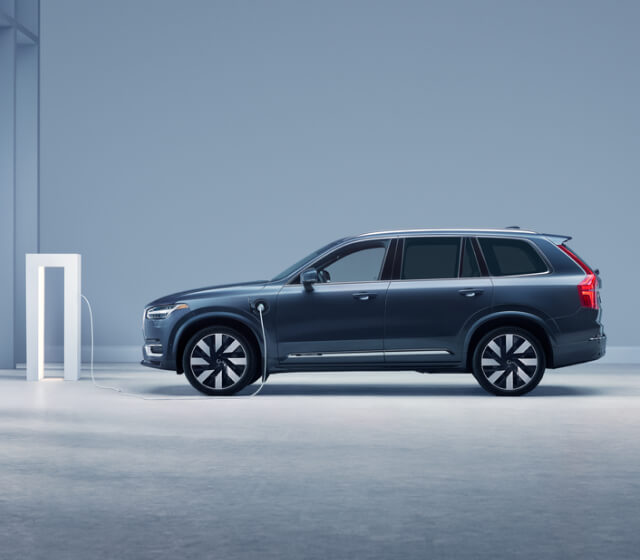 Volvo XC90 Recharge vs. Tesla Model X