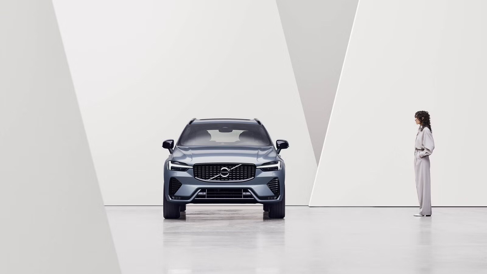 A platinum Gray Volvo XC60 with rain sensing windshield wipers, remote engine start, and android auto.
