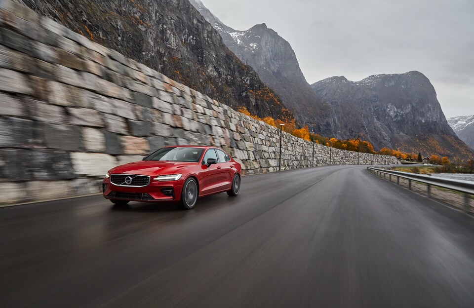 2019-Volvo-S60-RDesign-T5-Sedan-L06.png