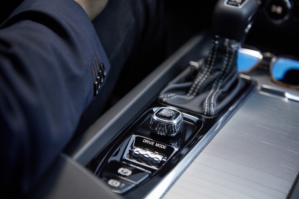2019-Volvo-S60-RDesign-T6-Sedan-I01.png