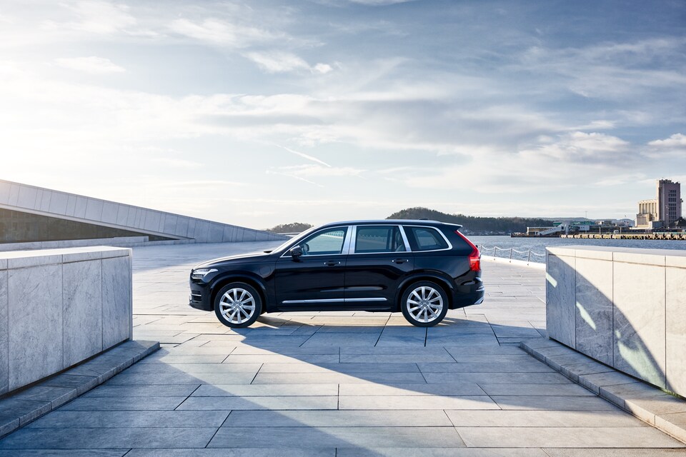 2019-Volvo-XC90-Excellence-T8-SUV-L05.png