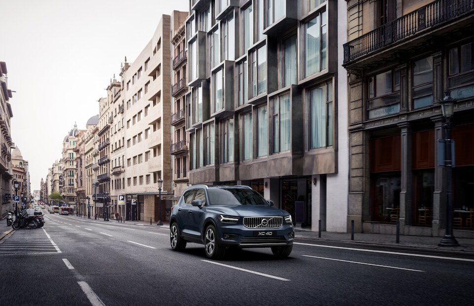 New Volvo XC40 R-Design Driving in Macon, GA
