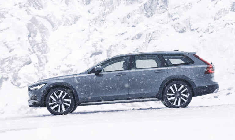 2022 Volvo V90 exterior driving in snow