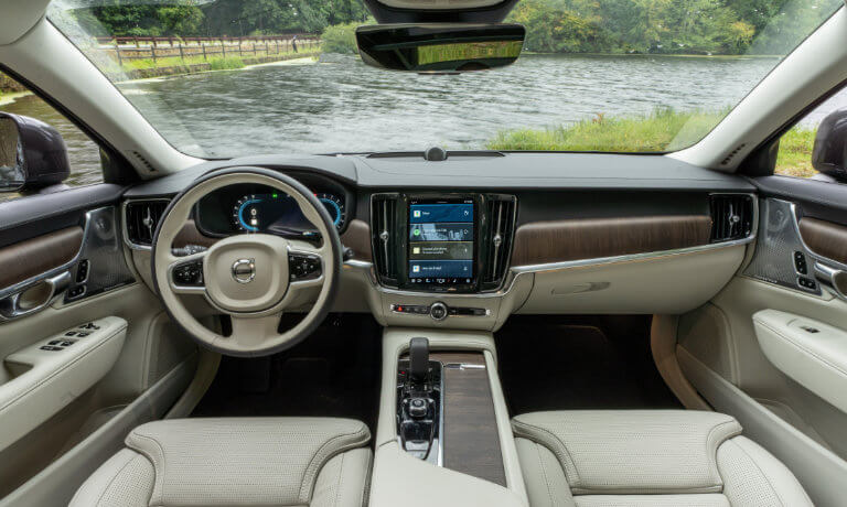2022 Volvo V90 interior front
