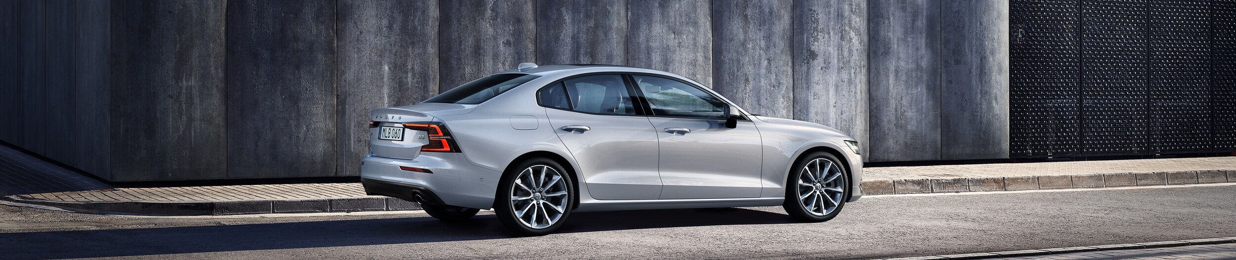 2022-Volvo-S60-B5-Momentum-Sedan-S01.png
