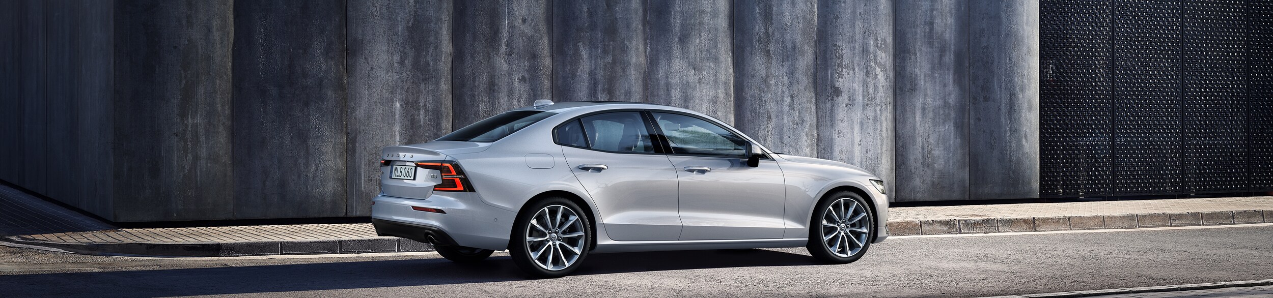 2022-Volvo-S60-B5-Momentum-Sedan-L01.png