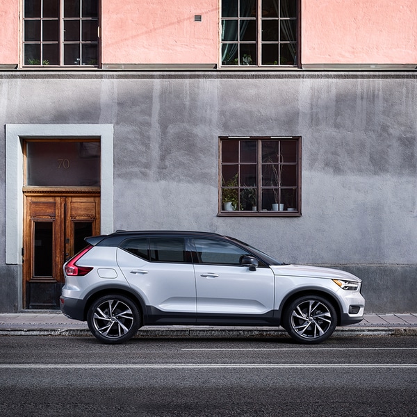 2020 Volvo XC40 parked on side of road.png