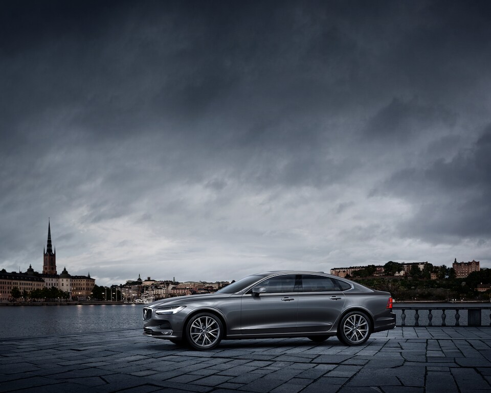 2018-Volvo-S90-Momentum-T5-Sedan-L02.jpeg