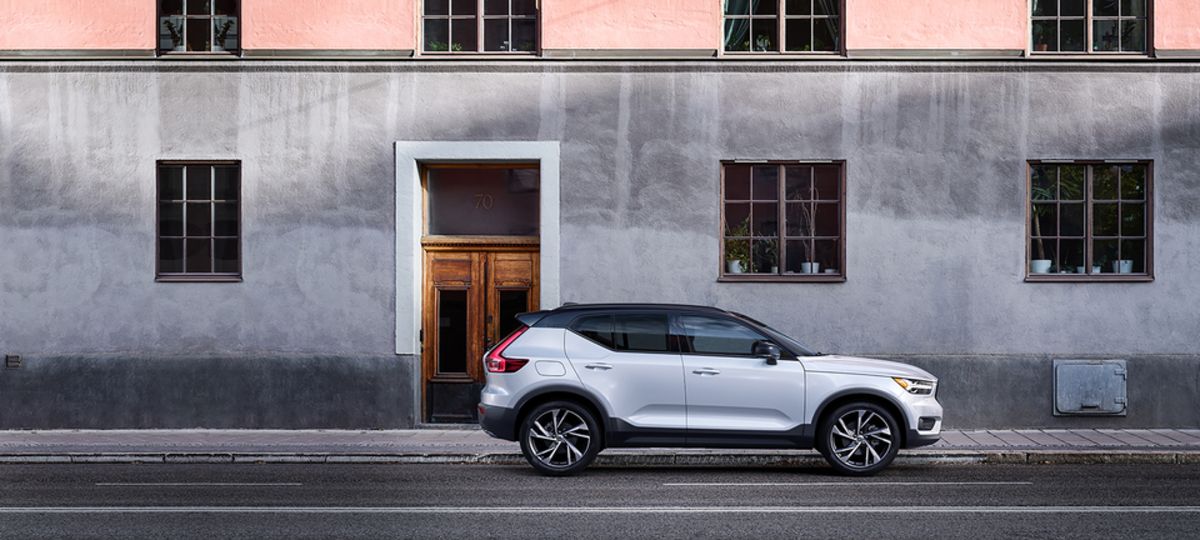 2021 Volvo XC40 RDesign T5 SUV parked by multi colored concrete apartment_res.jpeg