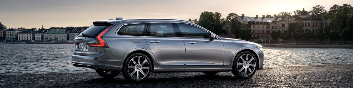 2019 Volvo V90 in the City- cropped.jpg