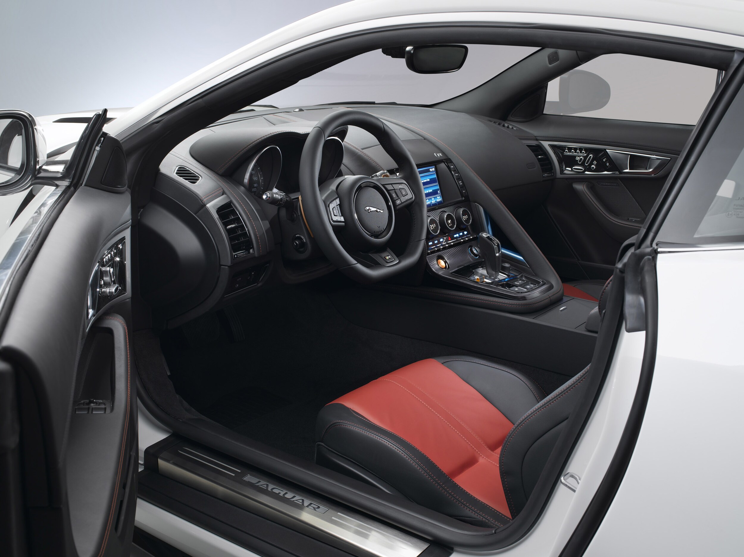 jaguar-f-type-r-coupe-04.jpg