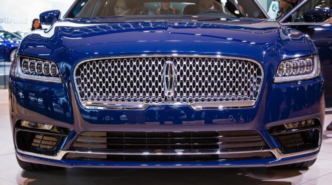 2017-Lincoln-Continental-show-floor-103-876x535.png