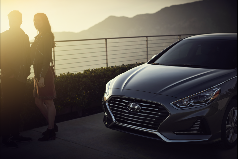 2018_Sonata_Limited_Ultimate_Gray_0018_Hood.png