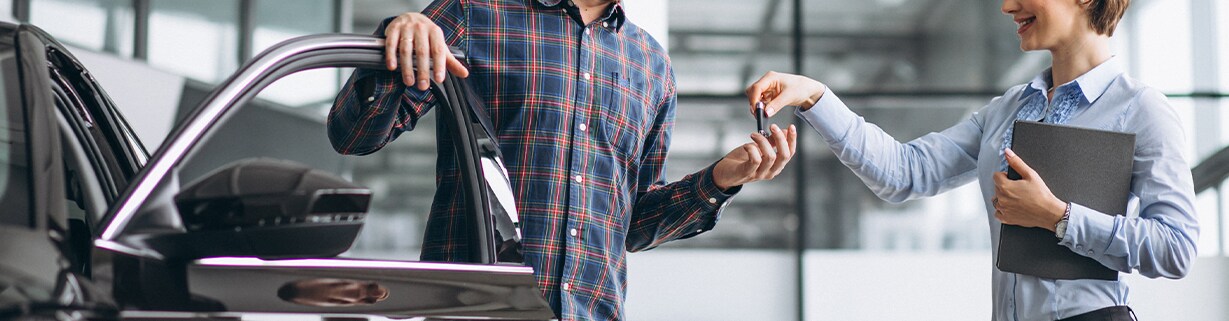 How to Prepare to Trade in Your Car | West Broad Hyundai in Henrico, VA | Sales person at the dealership handing over car keys to customer