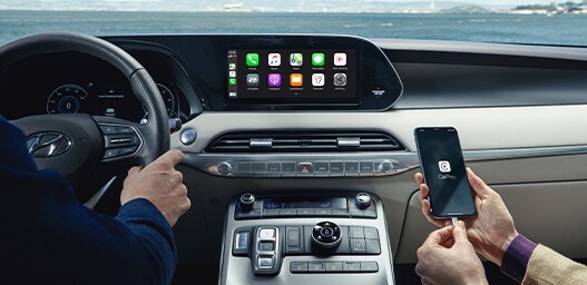 Compare the 2021 Hyundai Palisade vs. the 2021 Toyota Highlander at West Broad Hyundai | Dash display and phone use