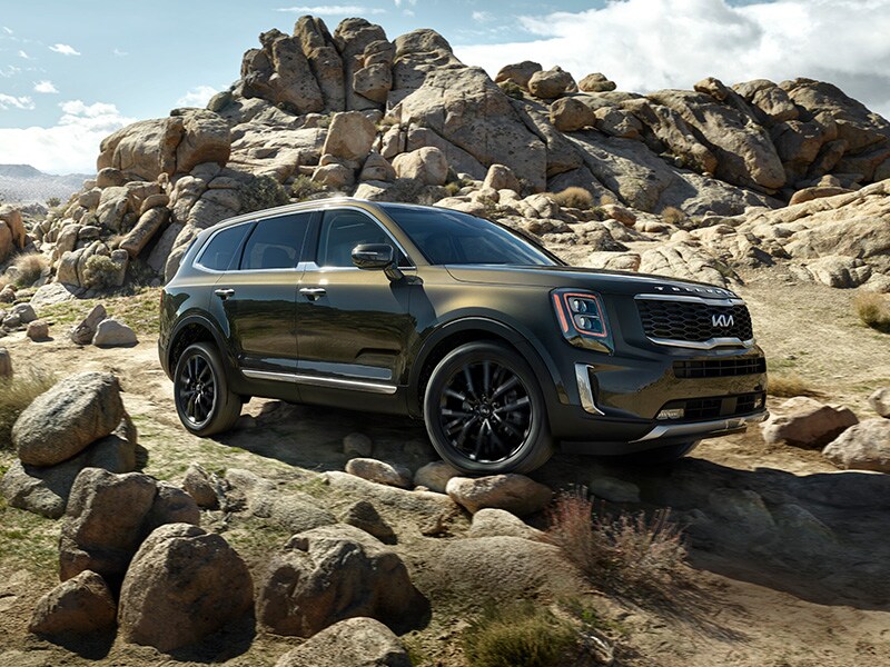 what different tire options are available at West Broad Kia in Richmond | 2022 Kia Telluride Driving on Rocky Terrain