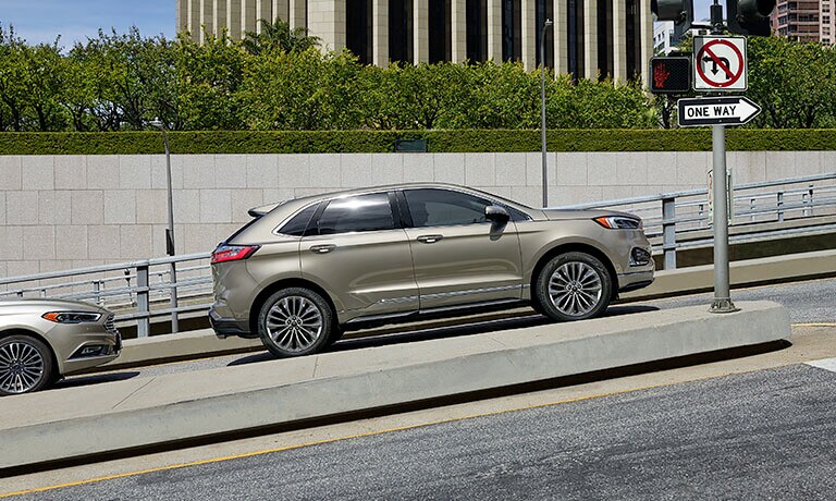 2023 Ford Edge stopped at a red light