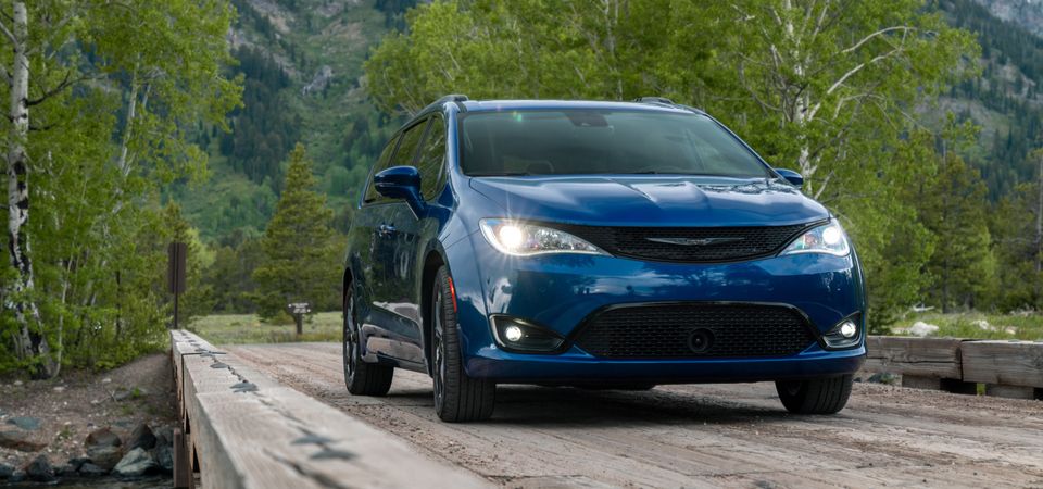 2020-Chrysler-Pacifica-Limited-SAppearancePackage-Van-L09 (3).jpeg