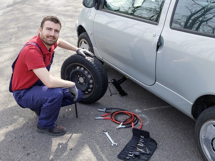 Mechanic_Changing_Tire_2.jpg