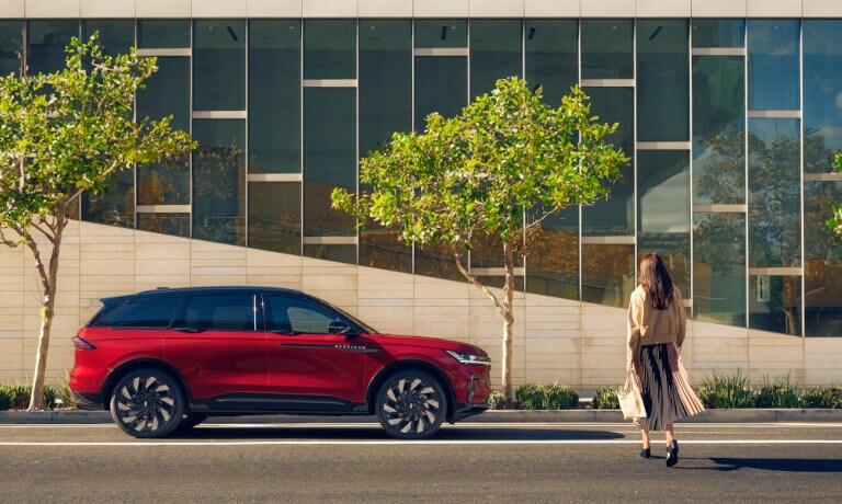 2026 Lincoln Nautilus side view in city
