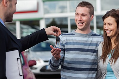 Couple recievin car keys by a
dealer.jpg