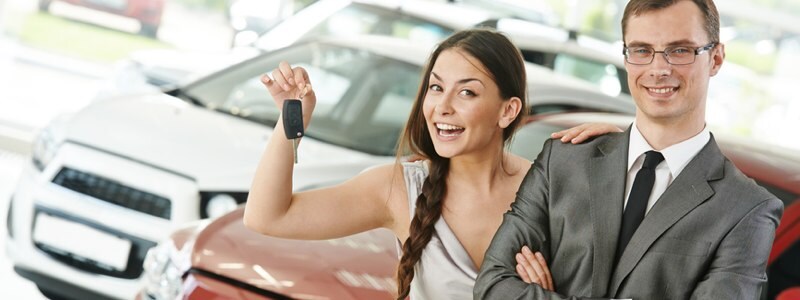 Couple_holding_car_keys.jpg