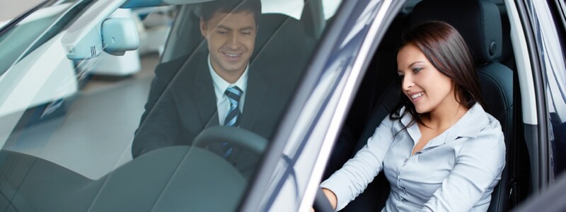 Woman looking at a car_13432825.jpg