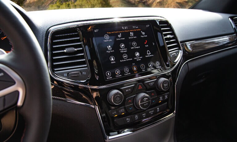 2022 Jeep Grand Cherokee interior infotainment