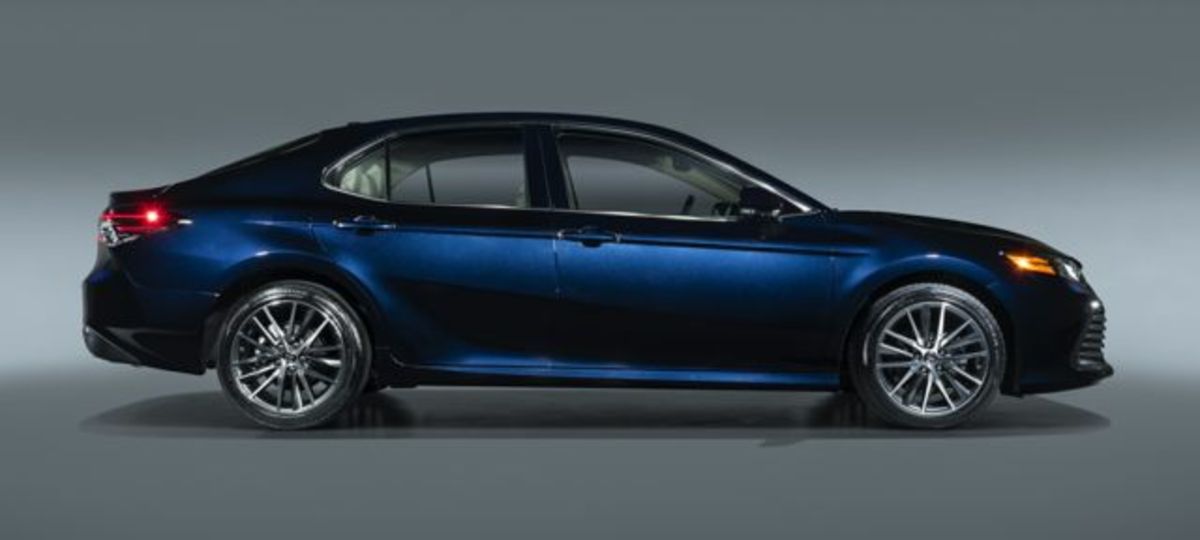 2021 Toyota Camry Sedan XLE V6.jpg