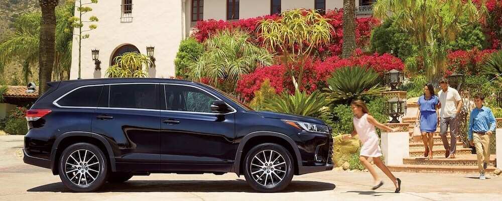 2020 Toyota Highlander with family by house.jpg