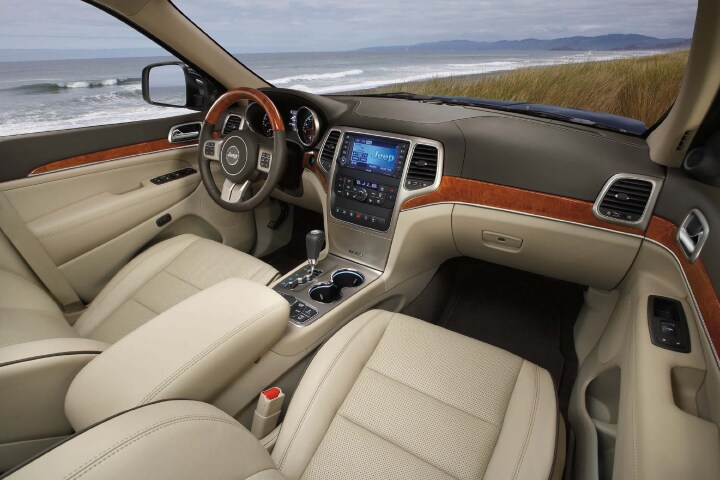 2011-jeep-grand-cherokee-interior-wowwoodys.jpg