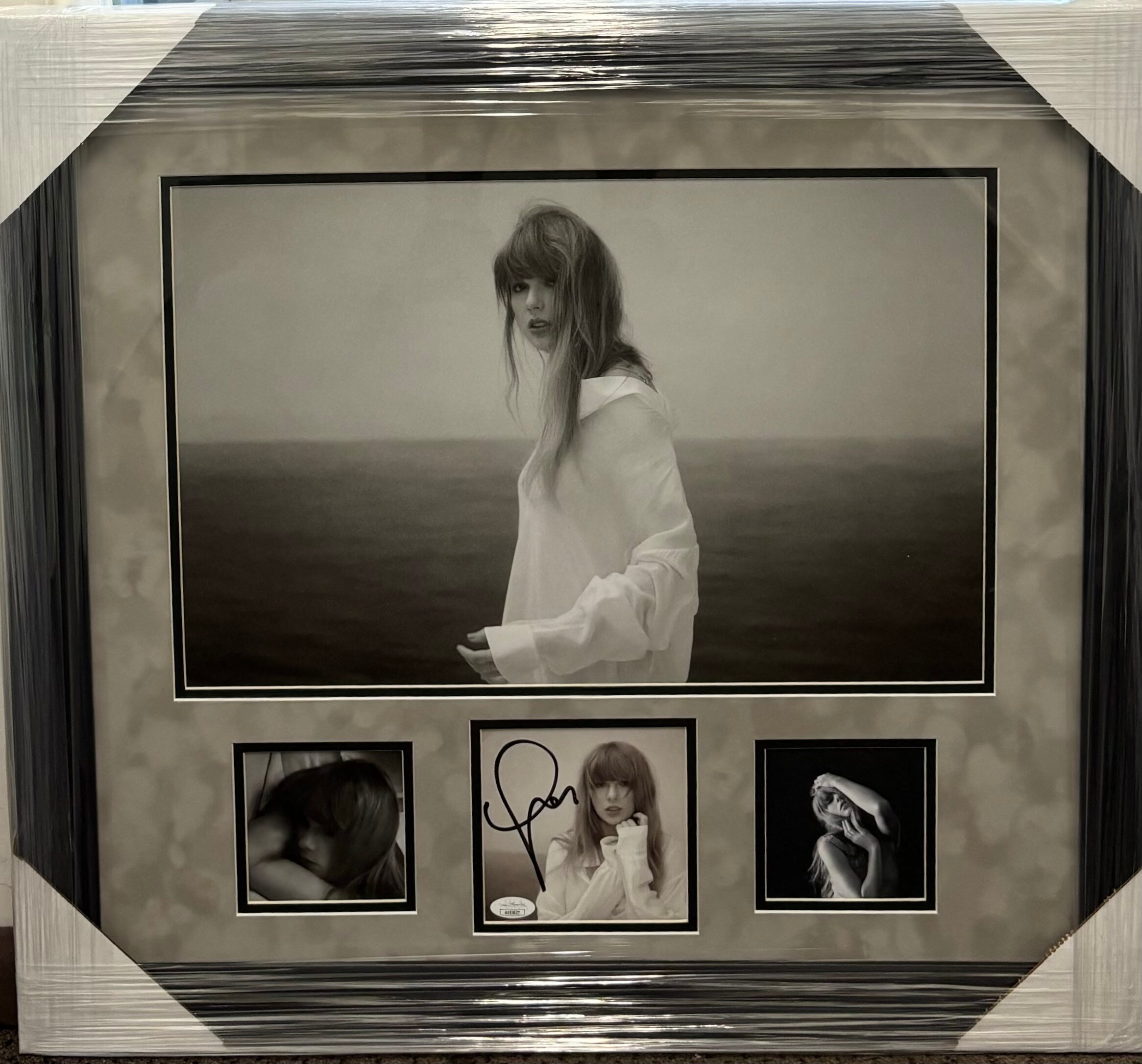 Taylor%20Swift%20Signed%20CD%20Cover%20Framed.jpg