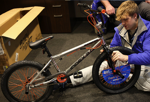 Thompson service tech employees build christmas toys