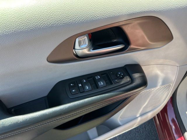 2023 Chrysler Voyager LX - Photo 9