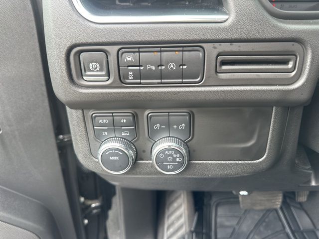 2024 GMC Yukon SLT - Photo 13